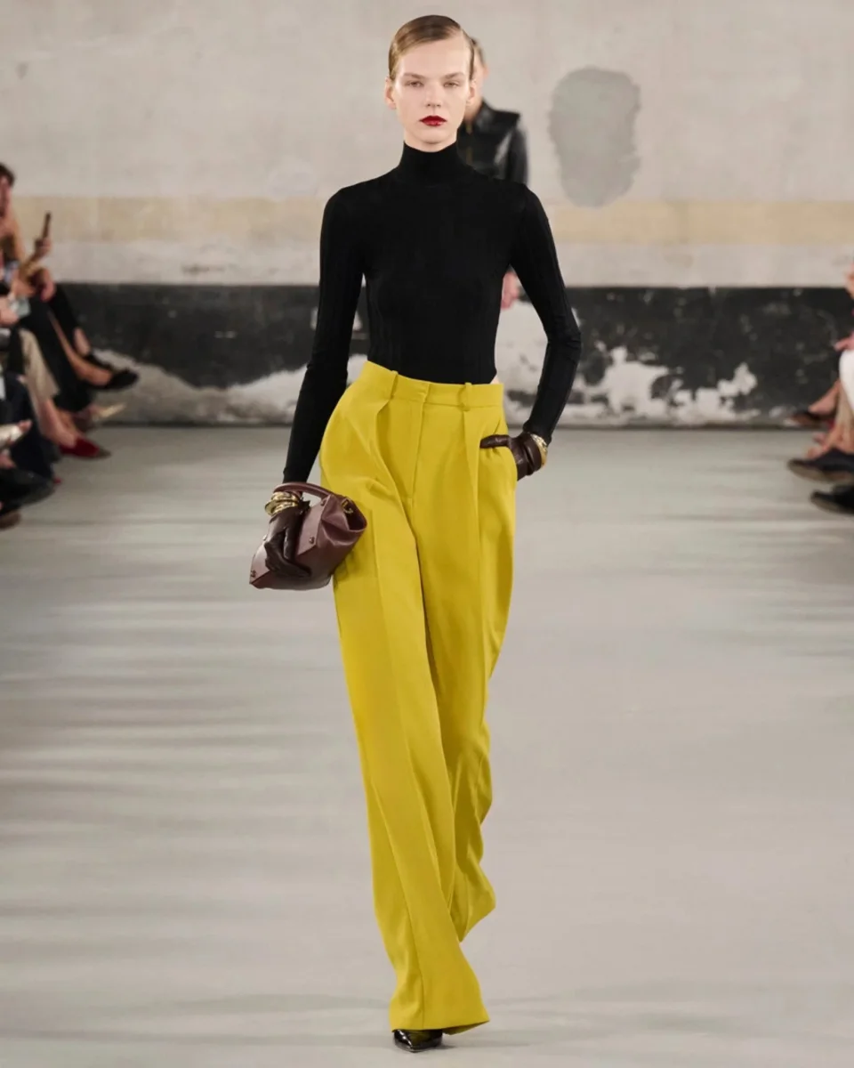 Pantaloni in crêpe leggero con cintura - immagine 3