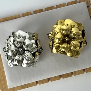 Bracciale rigido fiori rilievo - 2 colori