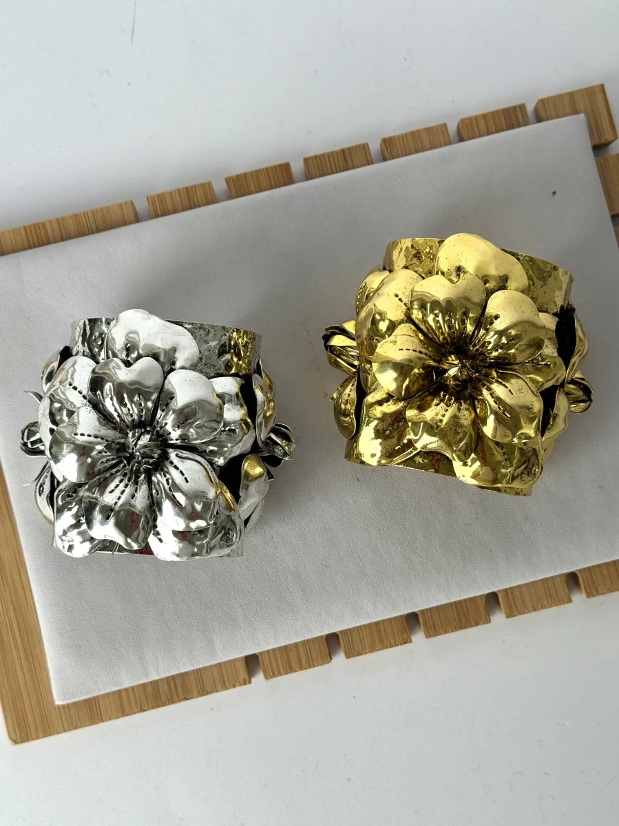 Bracciale rigido fiori rilievo - 2 colori - immagine 2