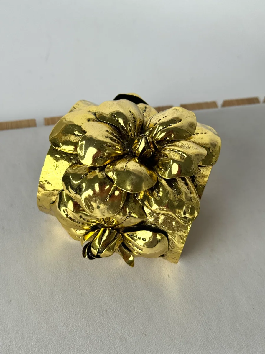 Bracciale rigido fiori rilievo - 2 colori - immagine 4