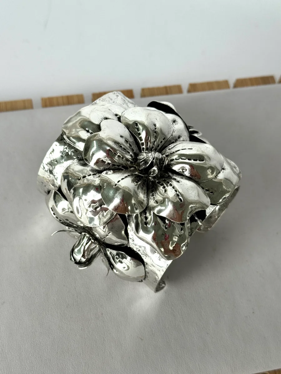 Bracciale rigido fiori rilievo - 2 colori - immagine 3