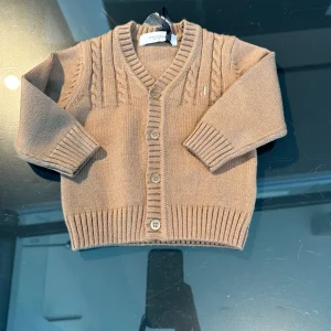 Cardigan Jeckerson cammello con maglia intrecciata