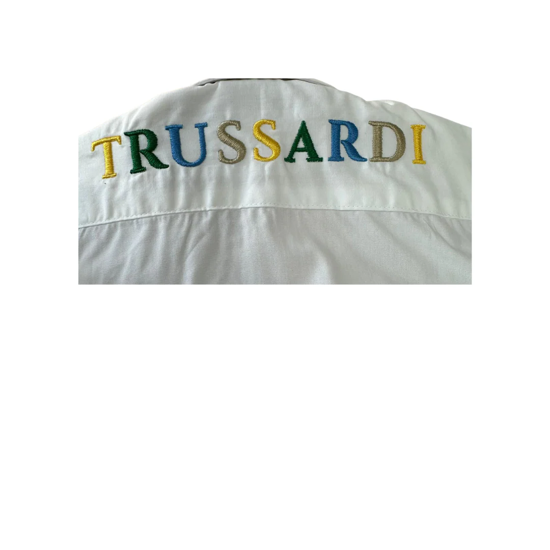 Camicia Trussardi di colore bianco con bottoncini colorati sul davanti e scritta ricamata sulle spalle - immagine 3