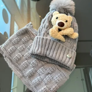 Cappello con orso e sciarpa