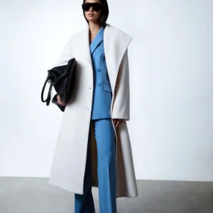 Tailleur in tessuto tecnico con giacca doppiopetto e pantalone flare